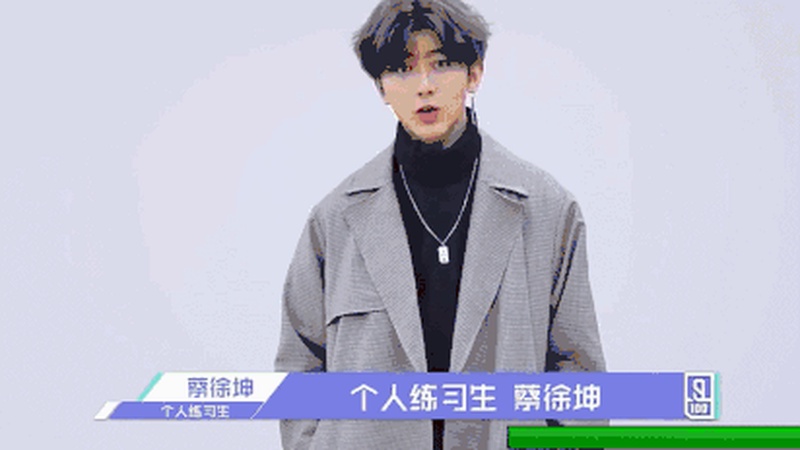 蔡徐坤演唱会遭私生饭突袭强抱，下意识回护反应引全网热议暖评